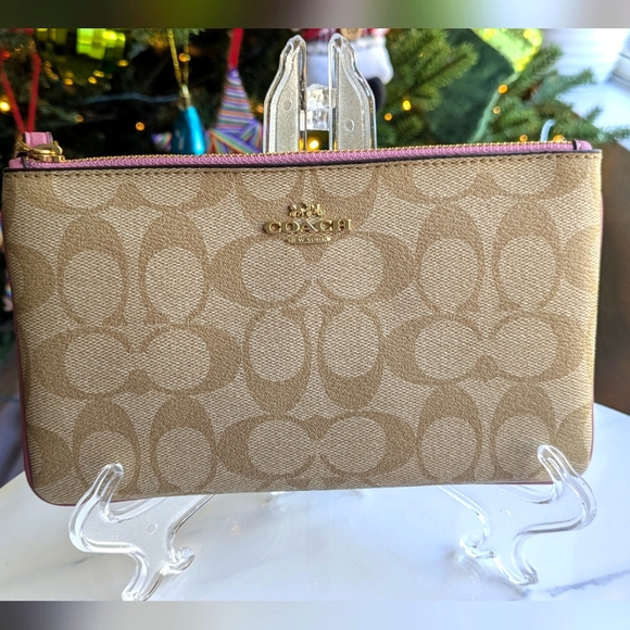 COACH LARGE CORNER ZIPPY WRISTLET . - Picture 1 of 9